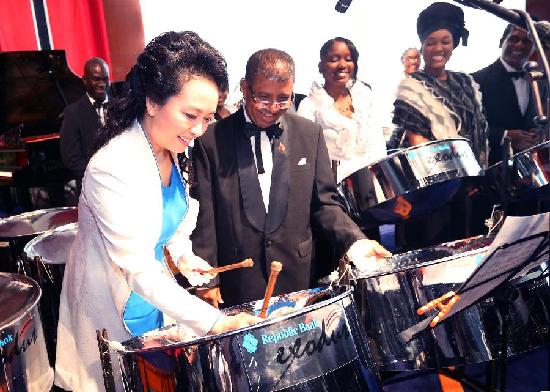 彭麗媛在出訪期間穿過哪五套衣服？