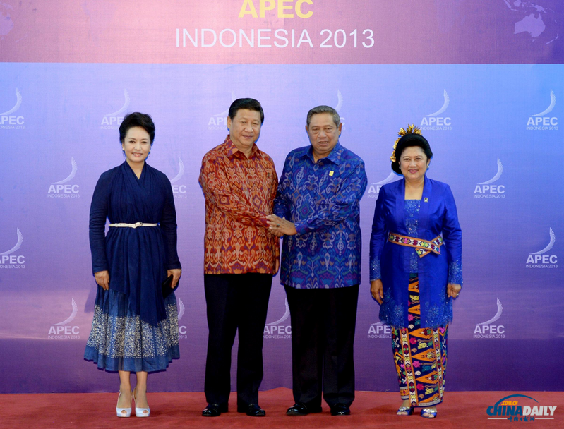 各國領導人著印尼傳統(tǒng)服裝亮相APEC峰會