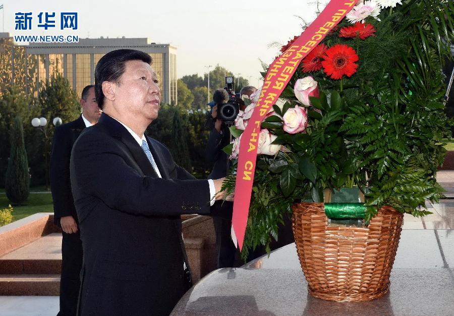 習(xí)近平向烏茲別克斯坦獨立與人道主義紀(jì)念碑獻花籃