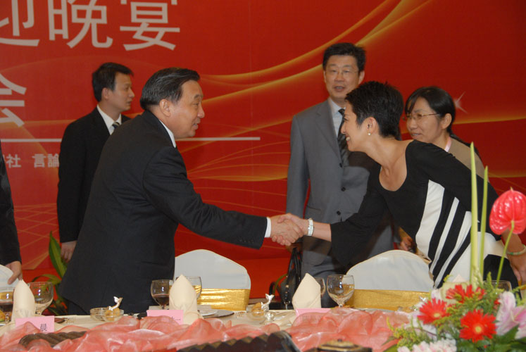 王晨同日本華裔女議員蓮舫握手