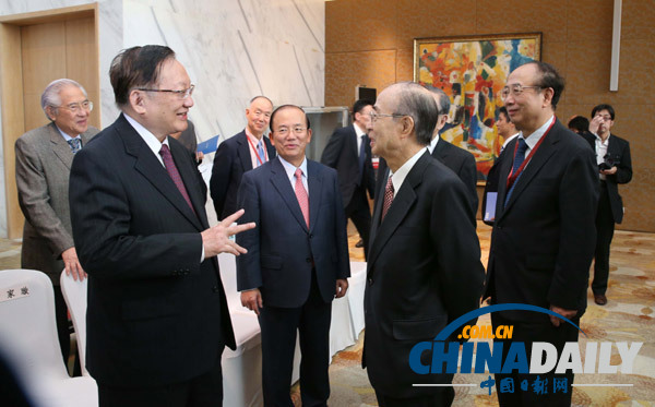 中日友好協(xié)會會長唐家璇與明石康親切會談