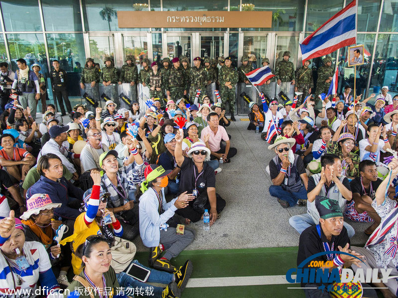 素貼與泰司法部代表會晤 支持者堵住入口