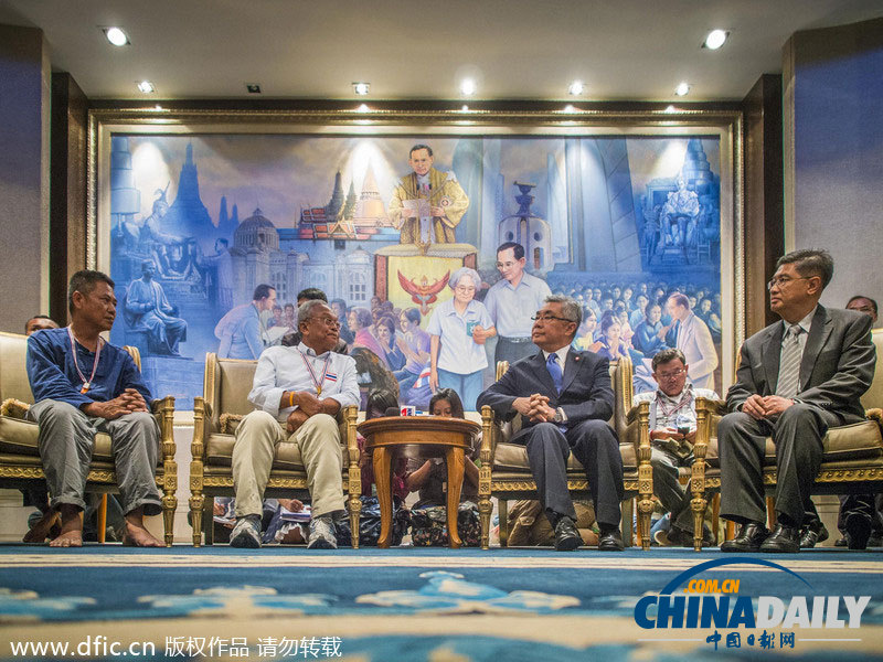 素貼與泰司法部代表會晤 支持者堵住入口