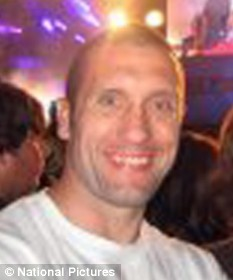 英教師醉酒釀慘劇 爬入垃圾箱睡覺誤被垃圾車“粉碎”