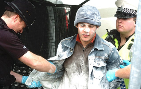 偷渡客藏身面粉車(chē)橫穿英吉利海峽 不慎咳嗽露馬腳