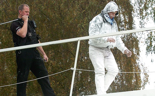 偷渡客藏身面粉車(chē)橫穿英吉利海峽 不慎咳嗽露馬腳