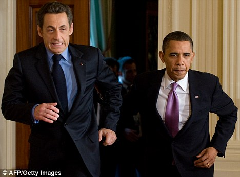 法美總統(tǒng)跑進會場 恰似“蝙蝠俠”搭檔拯救世界