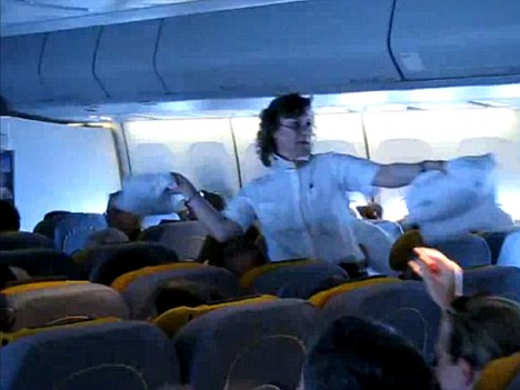 德航班上演“枕頭大戰(zhàn)” 空姐與乘客同樂令網(wǎng)友羨慕