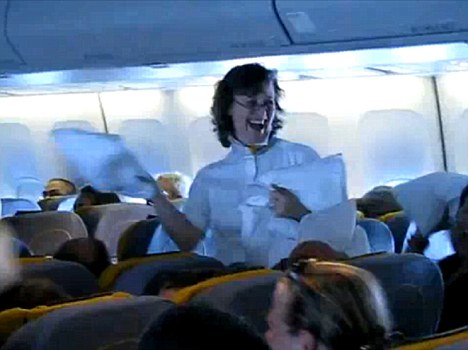 德航班上演“枕頭大戰(zhàn)” 空姐與乘客同樂令網(wǎng)友羨慕