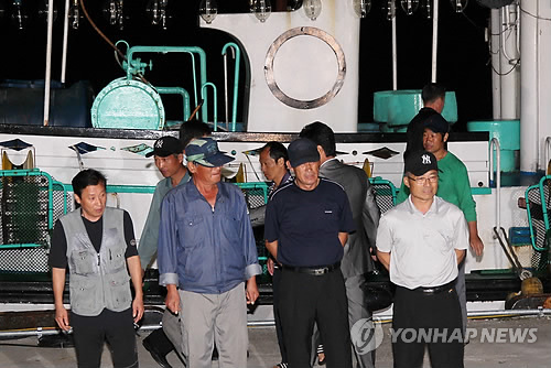 圖：韓國被釋漁船及全部船員安全抵韓 船員身體健康