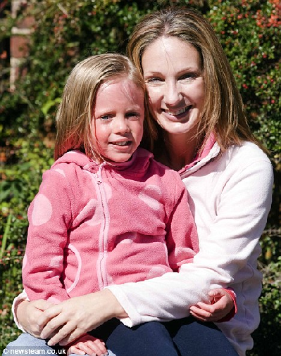 英5歲女孩患怪病每天“蛻皮” 需半小時(shí)涂一次乳液