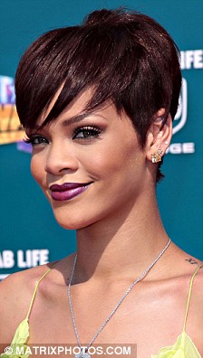 美第一夫人新發(fā)型酷似女星蕾哈娜 或?qū)⑾破鹉7嘛L(fēng)潮