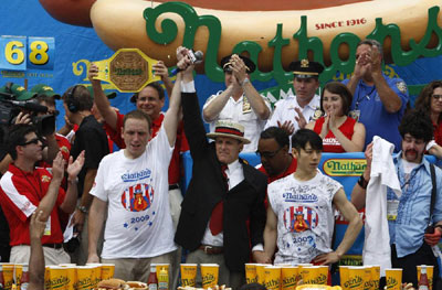 美國大胃王破吃熱狗大賽記錄 10分鐘內(nèi)狂吞68個(gè)