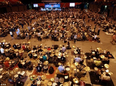 英國近600人齊擊鼓 場面震撼破吉尼斯紀錄