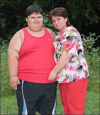 俄羅斯9歲男童147公斤 或?yàn)槭澜缱钆中『⒔】涤酗L(fēng)險(xiǎn)