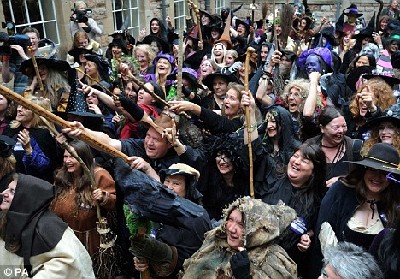 英國最新駐洞女巫誕生 拉動旅游年薪5萬英鎊