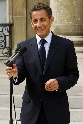 薩科齊病愈首次面對公眾 稱身體無礙還要繼續(xù)跑下去