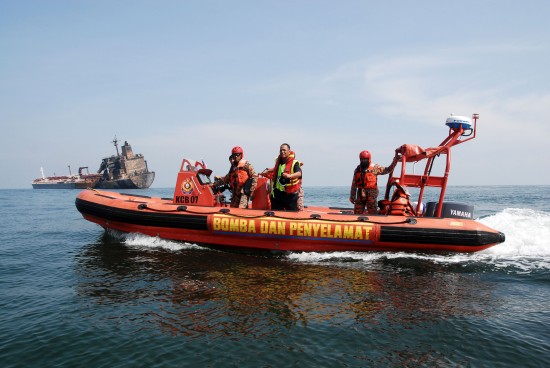 馬來西亞在我國(guó)出事油輪內(nèi)發(fā)現(xiàn)2具遺體(圖)