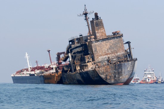 馬來西亞在我國(guó)出事油輪內(nèi)發(fā)現(xiàn)2具遺體(圖)