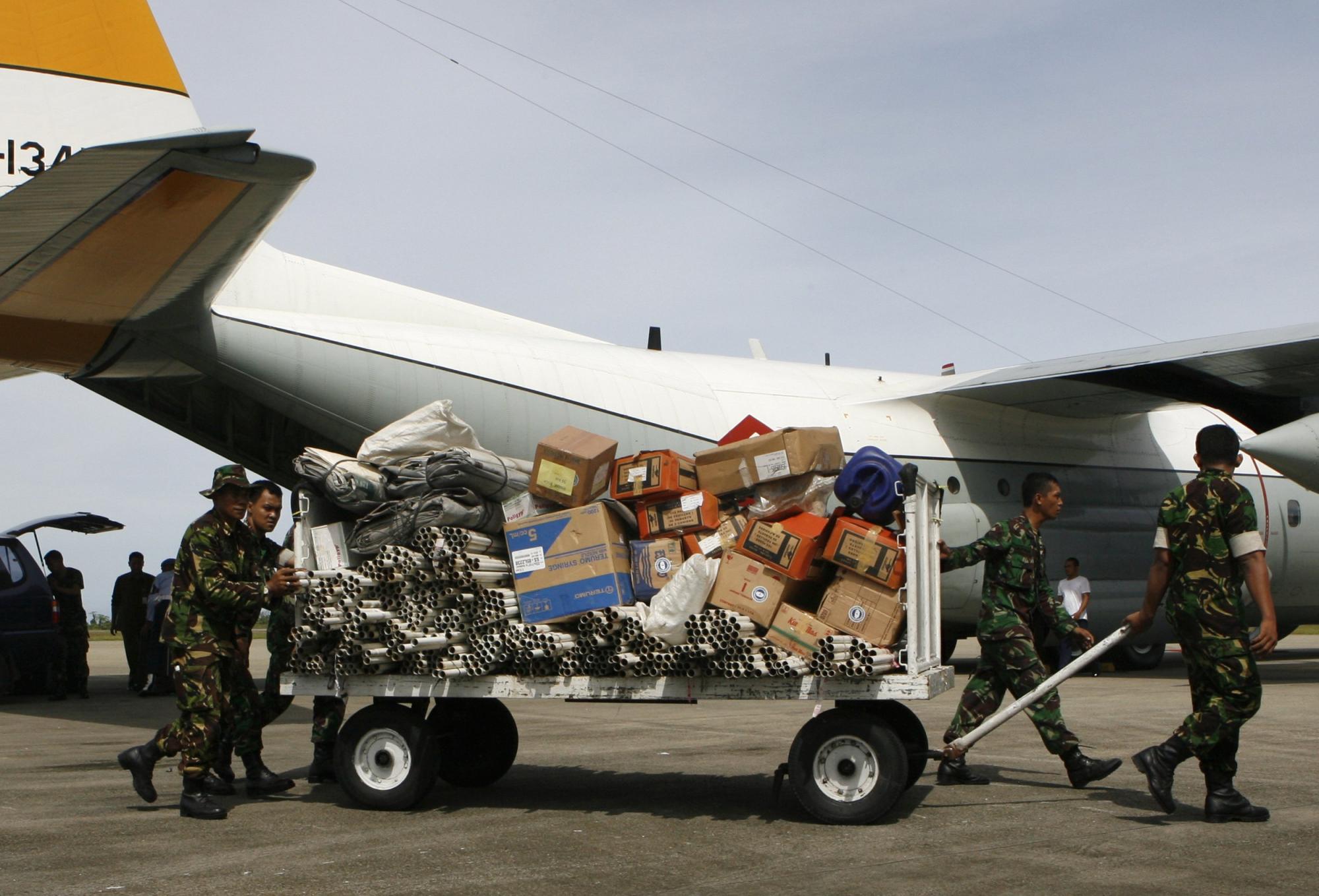 印尼地震抹去4個(gè)村莊 總統(tǒng)探望