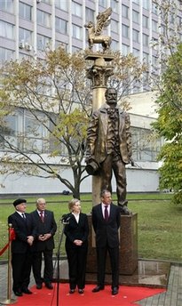 希拉里批評俄美政府冷戰(zhàn)陰魂不散 博得俄大學生好感