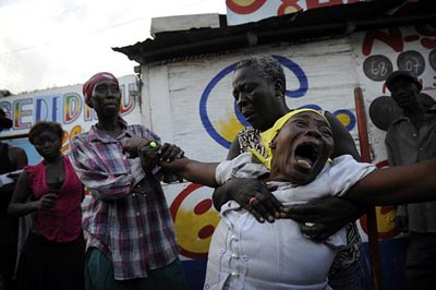 海地震后8天悲喜?。?歲男孩獲救、15歲女孩被擊斃