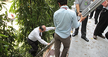 泰國“紅衫軍”沖入國會 阿披實宣布進(jìn)入緊急狀態(tài)