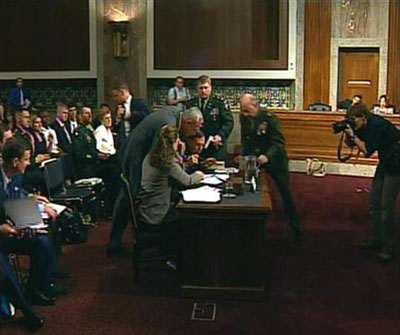 圖：美中央軍區(qū)司令國會聽證會上突然眩暈趴倒