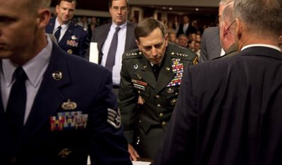 圖：美中央軍區(qū)司令國會聽證會上突然眩暈趴倒