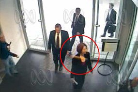 澳大利亞女總理吉拉德險遭抗議者“蛋襲”