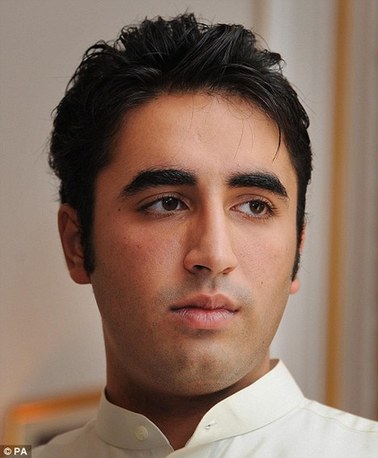 巴基斯坦總統(tǒng)在英國演講遭鞋襲 父子齊上陣為出訪正言