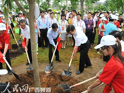 中越青年聯(lián)歡大會在廣西南寧舉行 胡錦濤和農(nóng)德孟致電祝賀