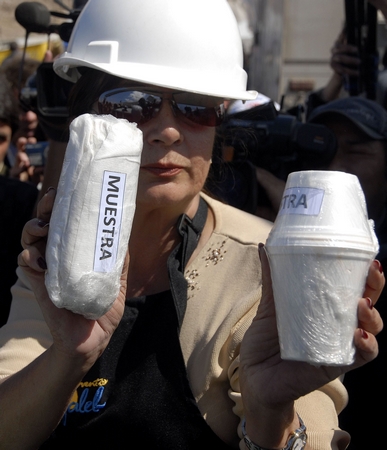 智利礦工吃上熱飯遭禁煙酒