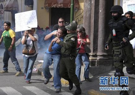 玻利維亞數(shù)千人示威抗議油價(jià)飛漲 游行引發(fā)暴力沖突