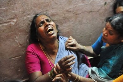 印度發(fā)生嚴重踩踏事故 至少100人死25人傷(圖)