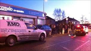 英國(guó)ATM機(jī)吐雙倍錢 民眾排長(zhǎng)隊(duì)取現(xiàn)金