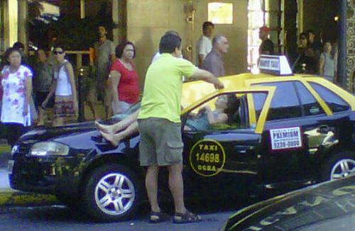 阿根廷輕生女子23層樓頂跳下 趴活出租車救其性命