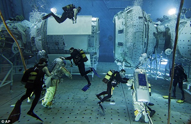 泳池中的太空艙——俄公布宇航員水下訓(xùn)練圖