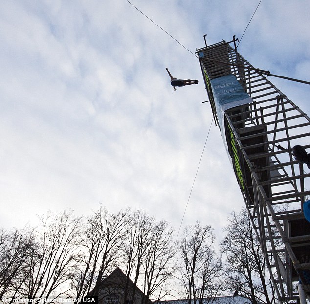 從10.8米高臺(tái)跳入0.3米淺池 美國(guó)男子再破吉尼斯紀(jì)錄