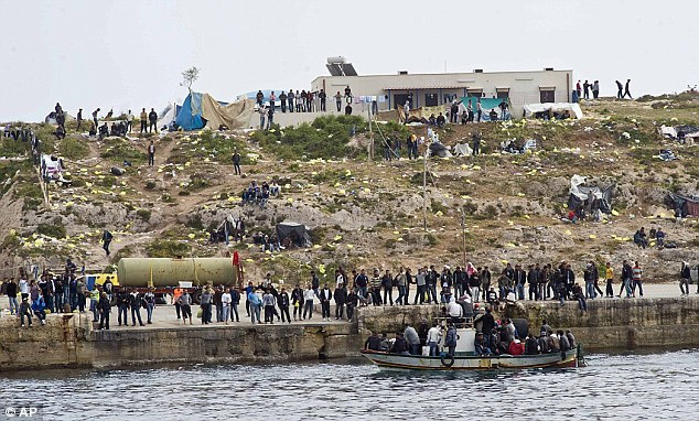 西方打利引發(fā)“難民海嘯” 意地中海小島不堪重負