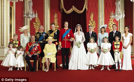 威廉結(jié)婚照驚現(xiàn)“蟲子” 原是哈里給小花童的玩具