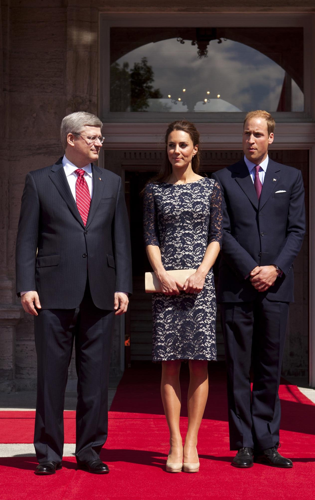 英數(shù)十萬(wàn)教師、公務(wù)員舉行大罷工 威廉夫婦首次官方出訪