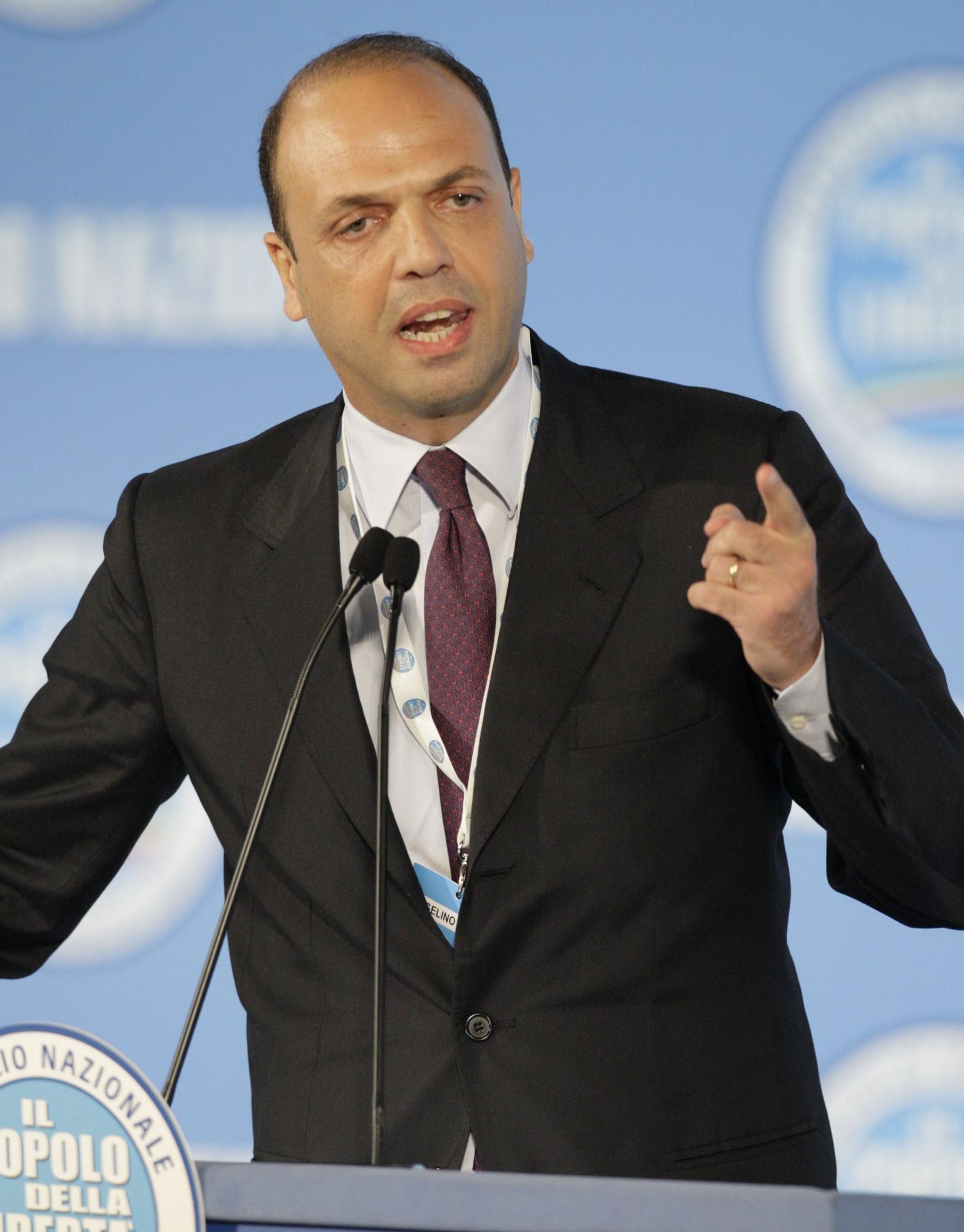 貝盧斯科尼正式表示不謀求連任 力挺阿爾法諾競(jìng)選意總理