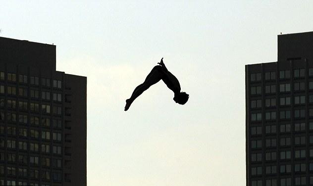 27米懸崖驚險一躍 英國選手有望蟬聯(lián)“紅牛”懸崖跳水冠軍