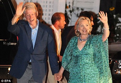 罕見街拍希拉里攜夫閑逛紐約 疑欲隱退回歸普通生活