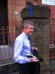 英國副首相出席集會被人潑油漆 機(jī)智反應(yīng)解尷尬