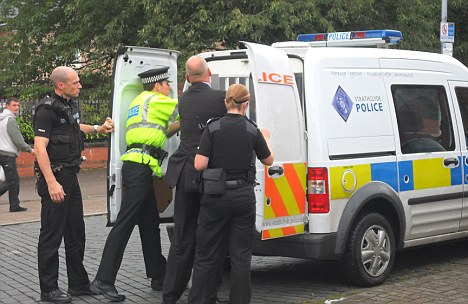 英國副首相出席集會被人潑油漆 機(jī)智反應(yīng)解尷尬