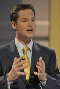 英國副首相出席集會被人潑油漆 機(jī)智反應(yīng)解尷尬