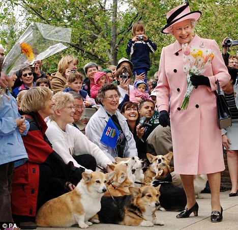 英女王不容愛(ài)犬吃冷凍食物 吩咐仆人訓(xùn)斥廚師