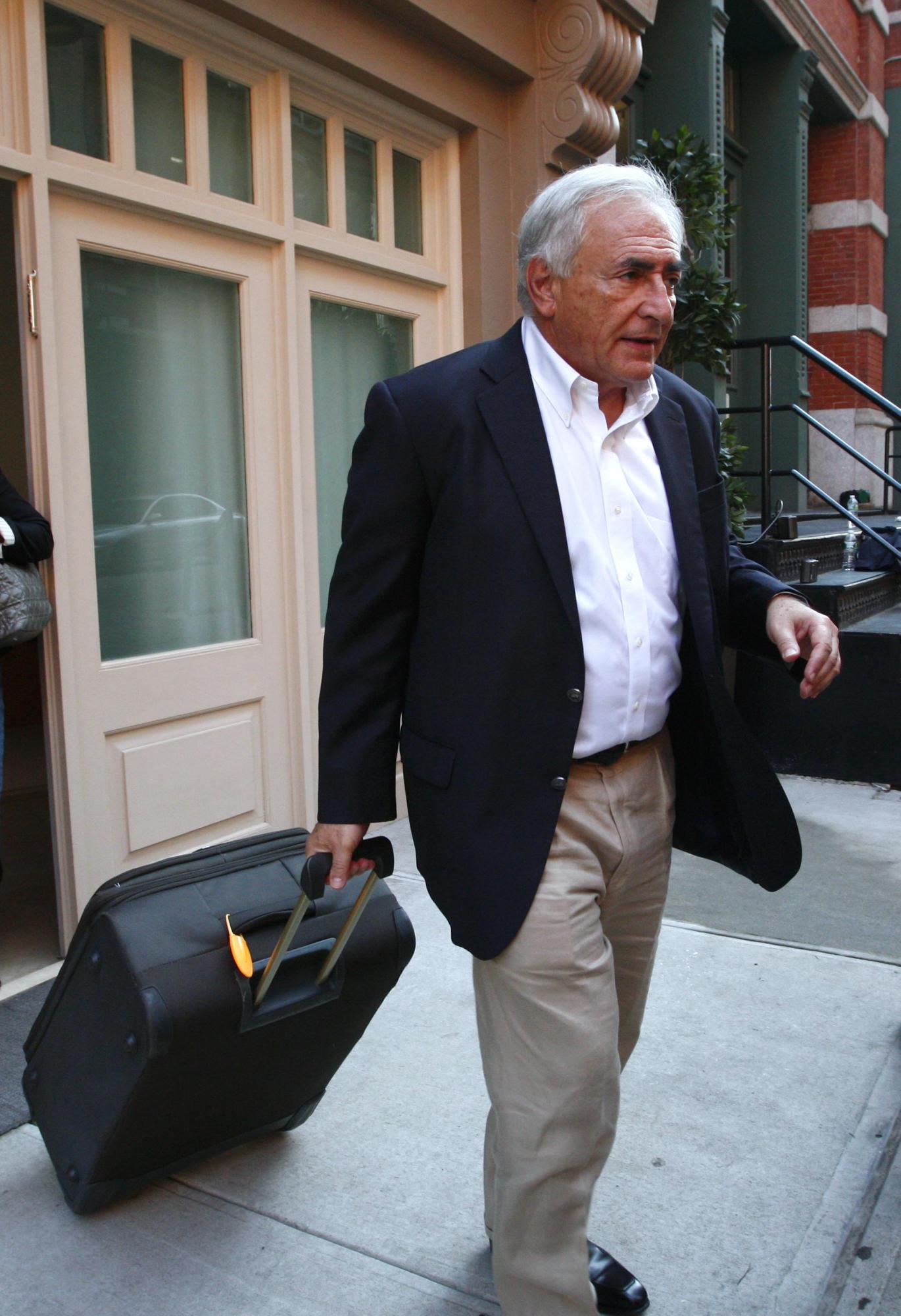 卡恩造訪華盛頓IMF總部向員工告別 受到熱烈歡迎